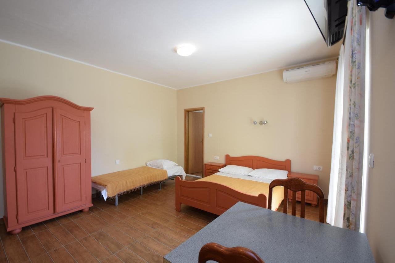 Apartments Nina Starigrad Paklenica Ngoại thất bức ảnh